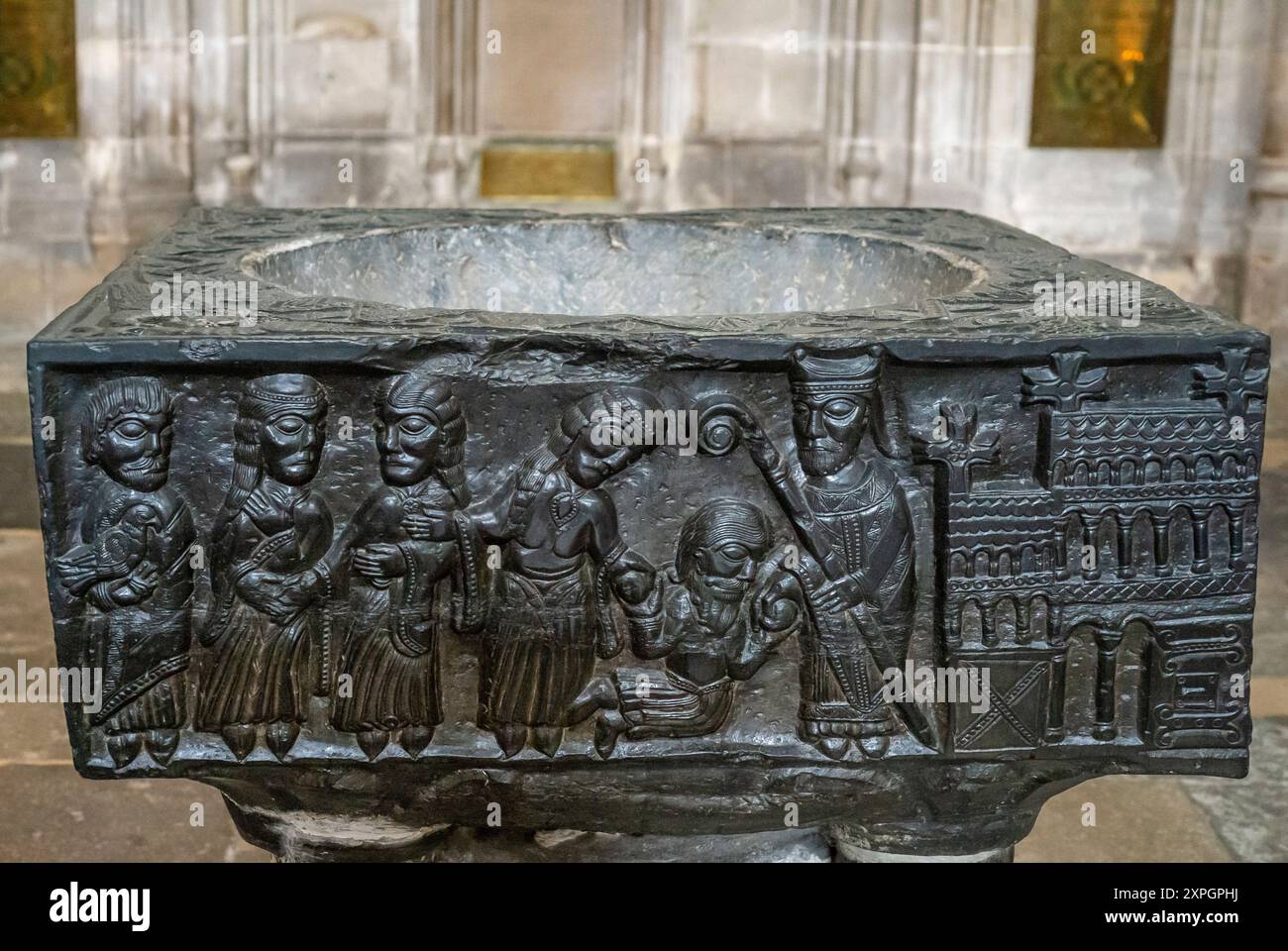 La cathédrale de Winchester, Taufbecken aus schwarzem Marmor mit Darstellung des hl. Nikolaus Banque D'Images