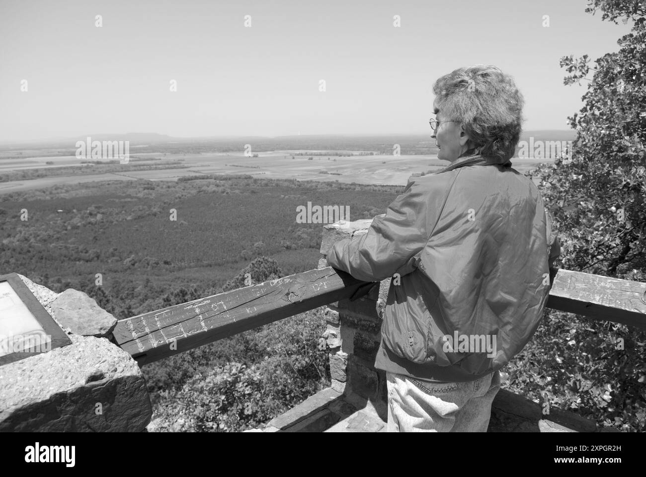 Une femme caucasienne, âgée de 50 à 55 ans, profitant de la vue sur un point de vue au petit Jean State Park, près de Morrilton, Arkansas, États-Unis Banque D'Images
