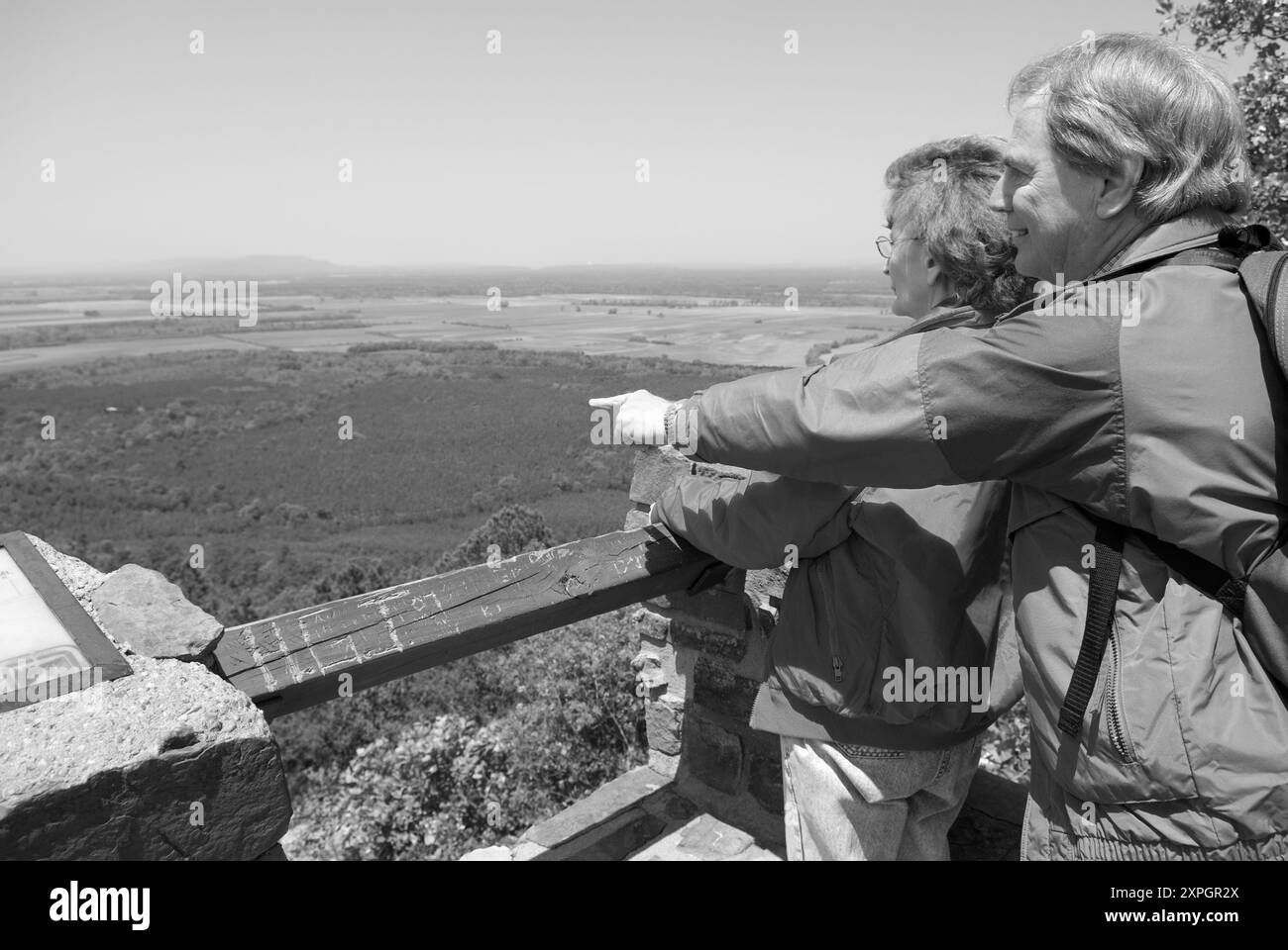 Couple caucasien 50 à 55 ans profitant de la vue à un point de vue au petit Jean State Park près de Morrilton Arkansas, USA. Banque D'Images