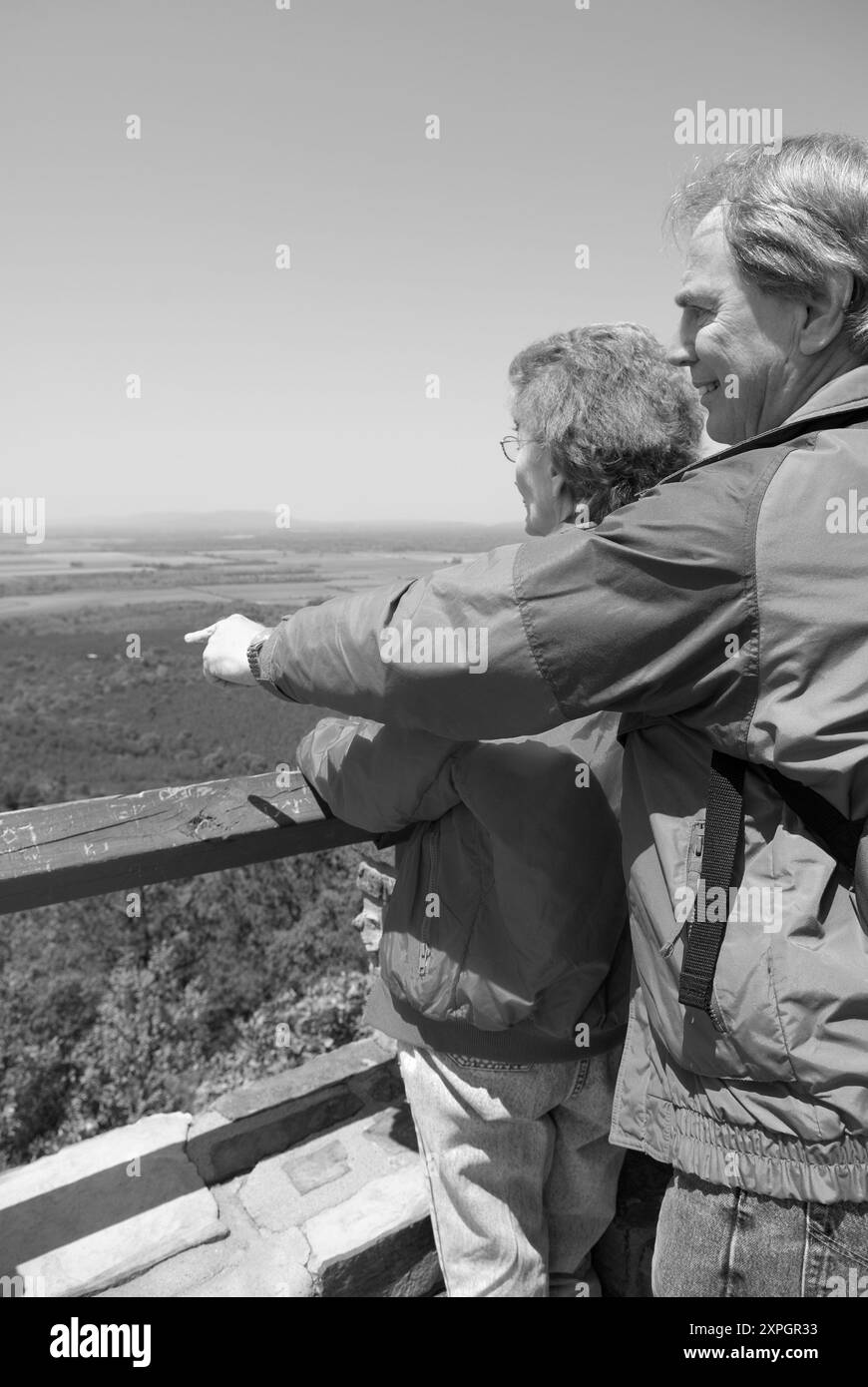Couple caucasien 50 à 55 ans profitant de la vue à un point de vue au petit Jean State Park près de Morrilton Arkansas, USA. Banque D'Images