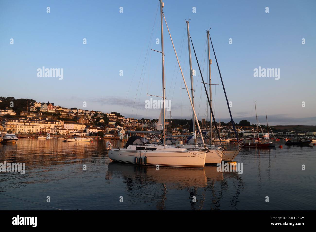 Yachts rafting sur un bouée d'amarrage dans le port de Salcombe, Devon, Angleterre Banque D'Images