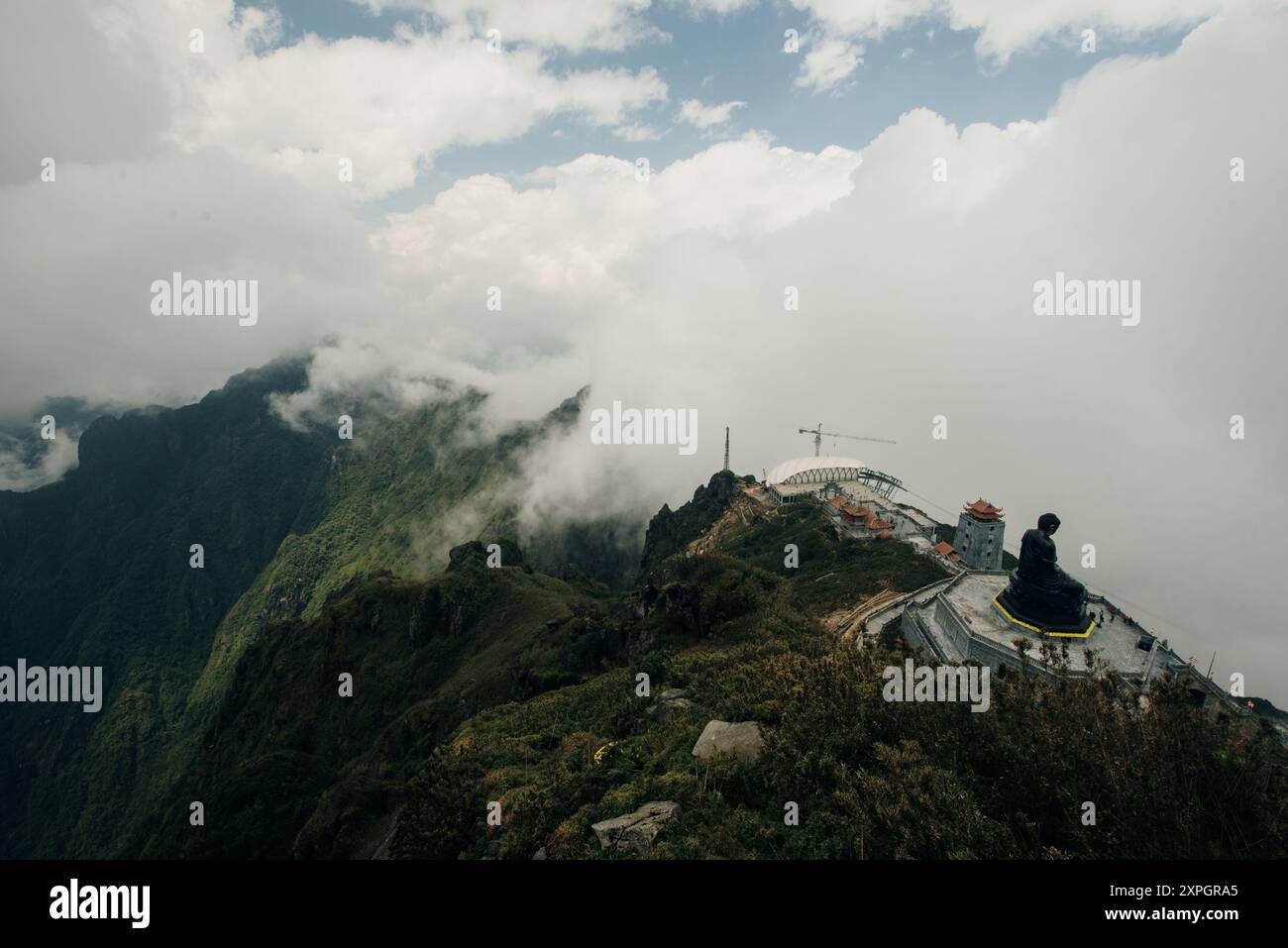 En regardant le sommet de la montagne Fansipan à une altitude de 3143m dans la ville de sa Pa, province de Lao Cai, Vietnam. Photo de haute qualité Banque D'Images