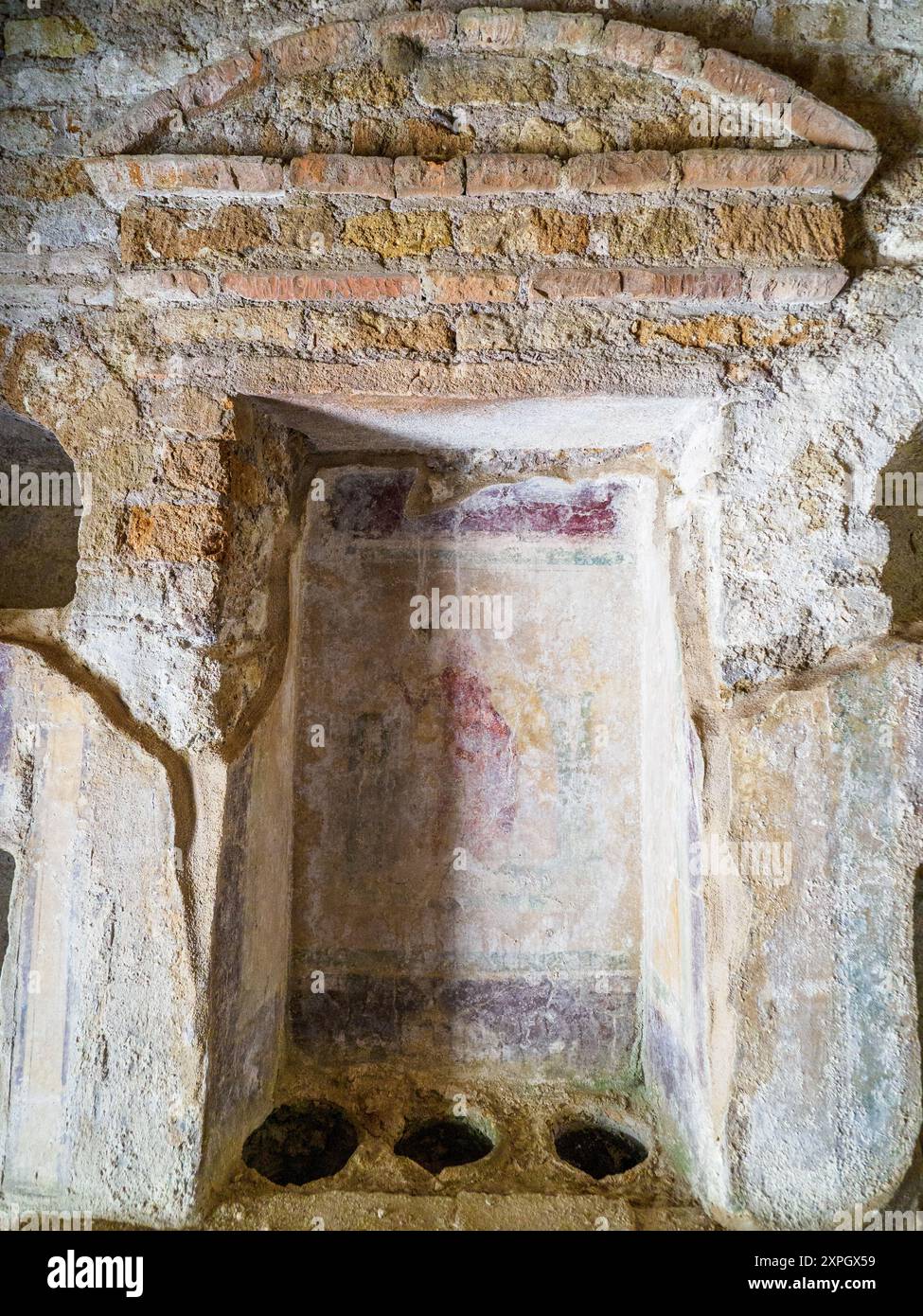 Niches funéraires décorées d'un bâtiment funéraire dans la nécropole de Portus dans l'Isola Sacra. La nécropole s'est développée sur les côtés de la via Flavia entre la fin des Ier et IVe siècles après JC - Fiumicino, Rome, Italie Banque D'Images