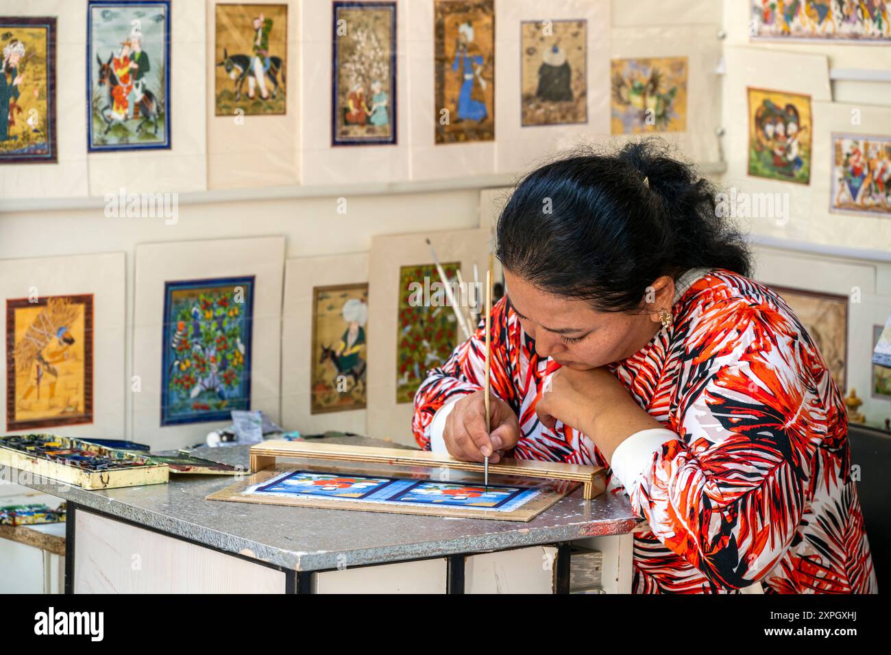 Femme peignant une miniature, Boukhara, Ouzbékistan Banque D'Images