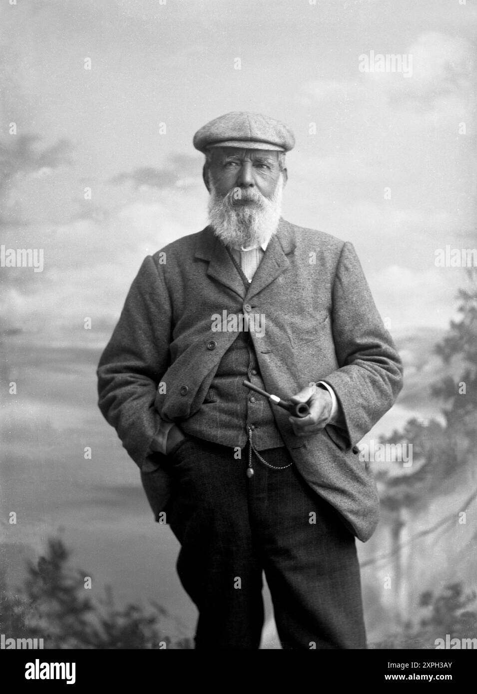 Portrait du vieux Tom Morris en veste tweed, gilet avec chaîne de montre et chapeau plat, main dans la poche et tuyau de maintien - photo par John Fairweather, St Andrews Banque D'Images