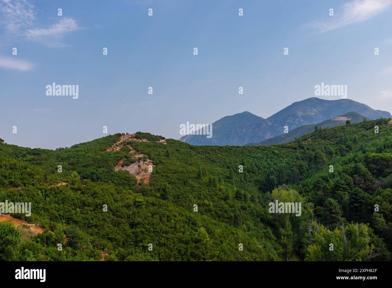 Le mont Dajti, surplombant la ville de Tirana, est l'une des montagnes les plus accessibles en téléphérique express d'Albanie. avec une altitude de 1 613 mètres Banque D'Images