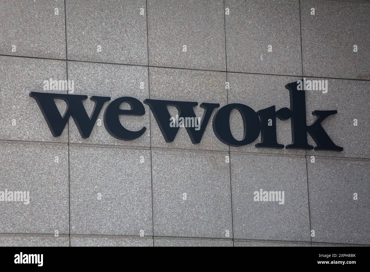 Logo WeWork sur fond carré, Singapour. Banque D'Images