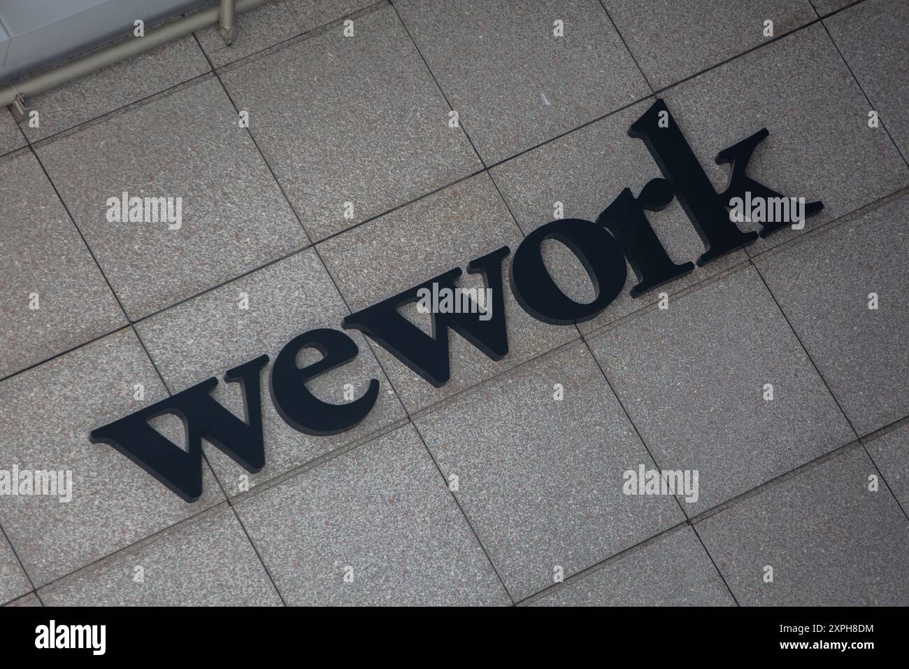 Logo WeWork sur fond carré, Singapour. Banque D'Images