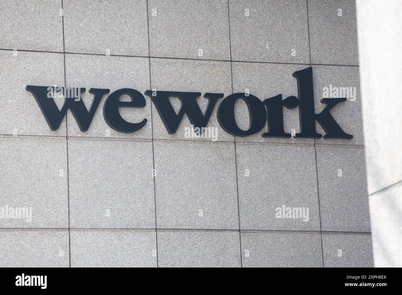 Logo WeWork sur fond carré, Singapour. Banque D'Images