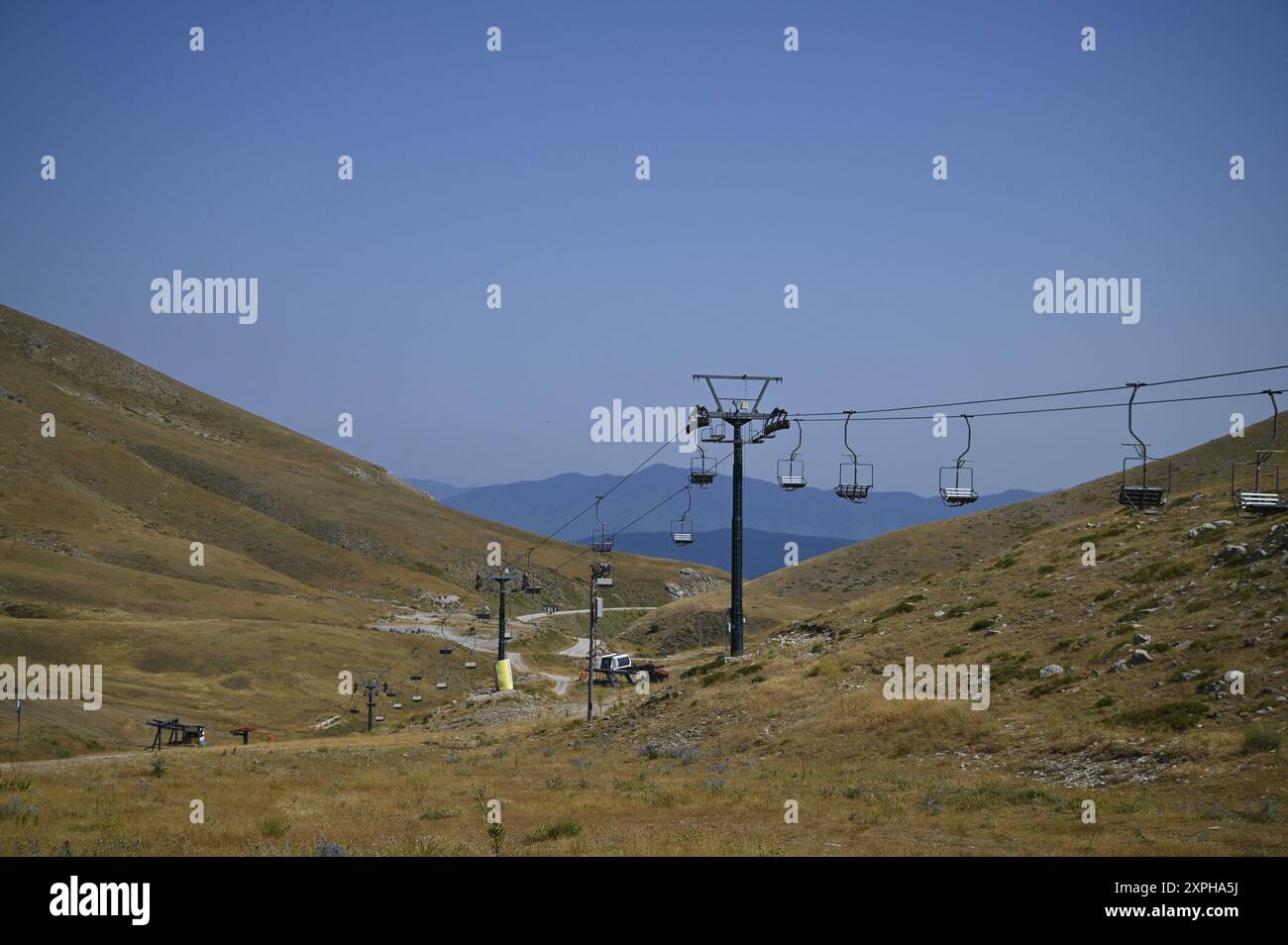 Paysage avec remontées mécaniques panoramiques vue de Velouchi une montagne et célèbre station d'hiver dans la partie orientale d'Evrytania, Grèce. Banque D'Images