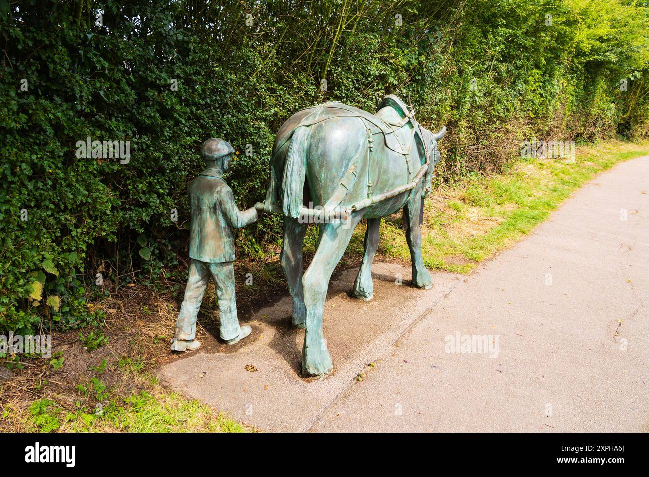 Statue en bronze de Dolly, un cheval de remorquage et son jeune garçon maître, Foxton Locks Staircase Flight, Grand Union canal, Market Harborough, Leicestershire, Banque D'Images