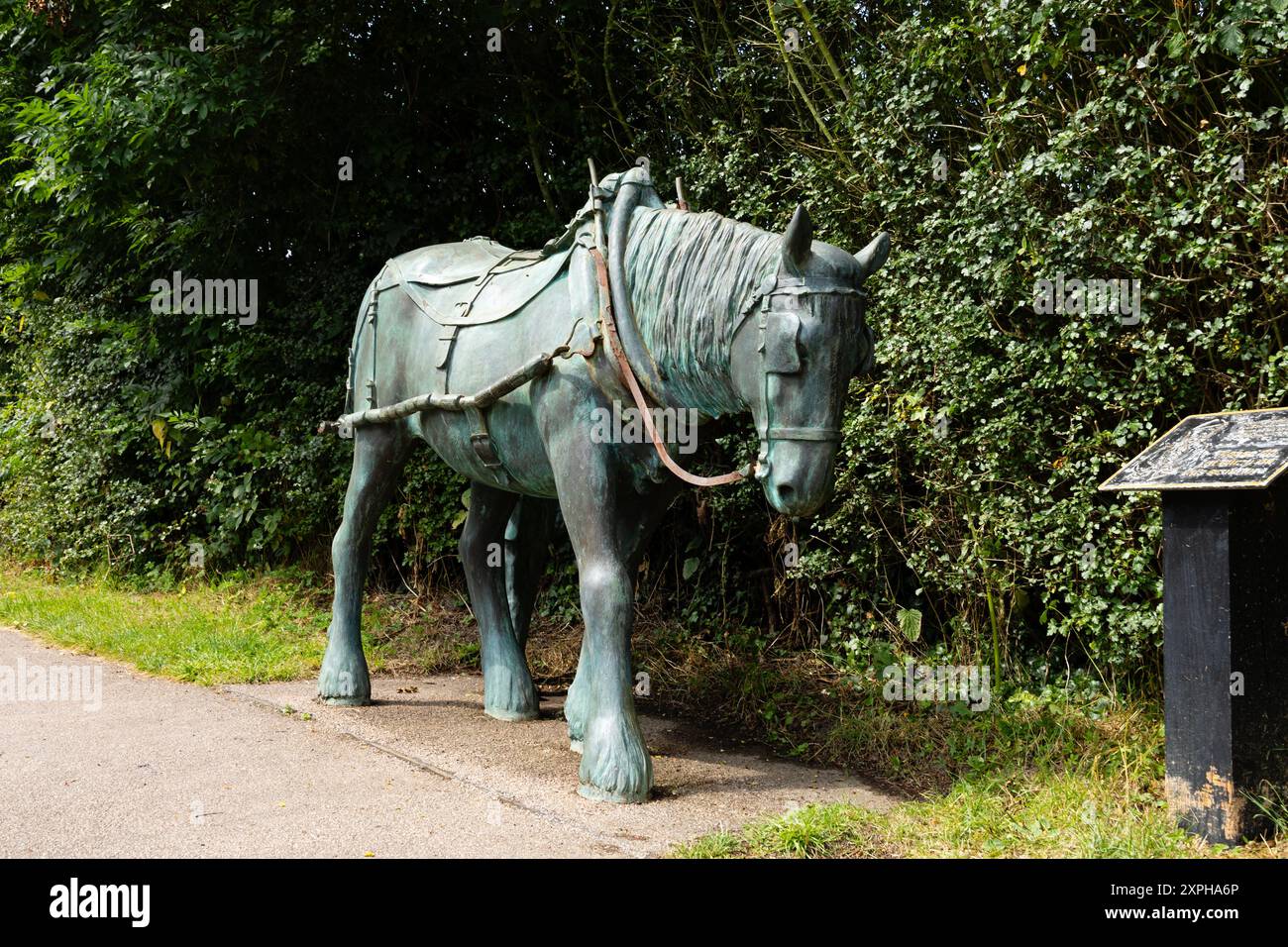 Statue en bronze de Dolly, un cheval de remorquage et son jeune garçon maître, Foxton Locks Staircase Flight, Grand Union canal, Market Harborough, Leicestershire, Banque D'Images