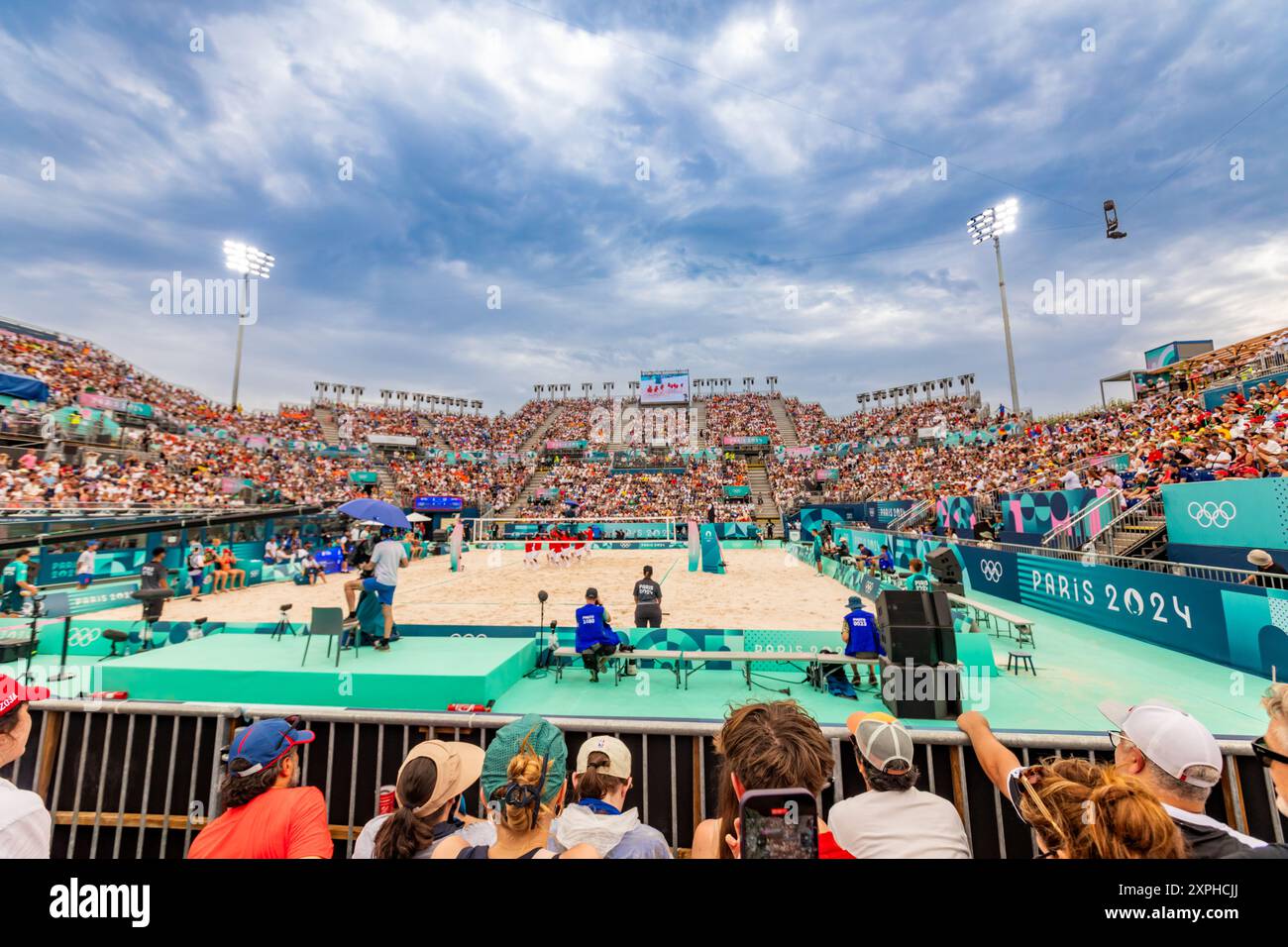 Regarder les Jeux Olympiques de Beach volley aux Jeux Olympiques de Paris 2024 Tour Eiffel, Paris, France, Europe Banque D'Images