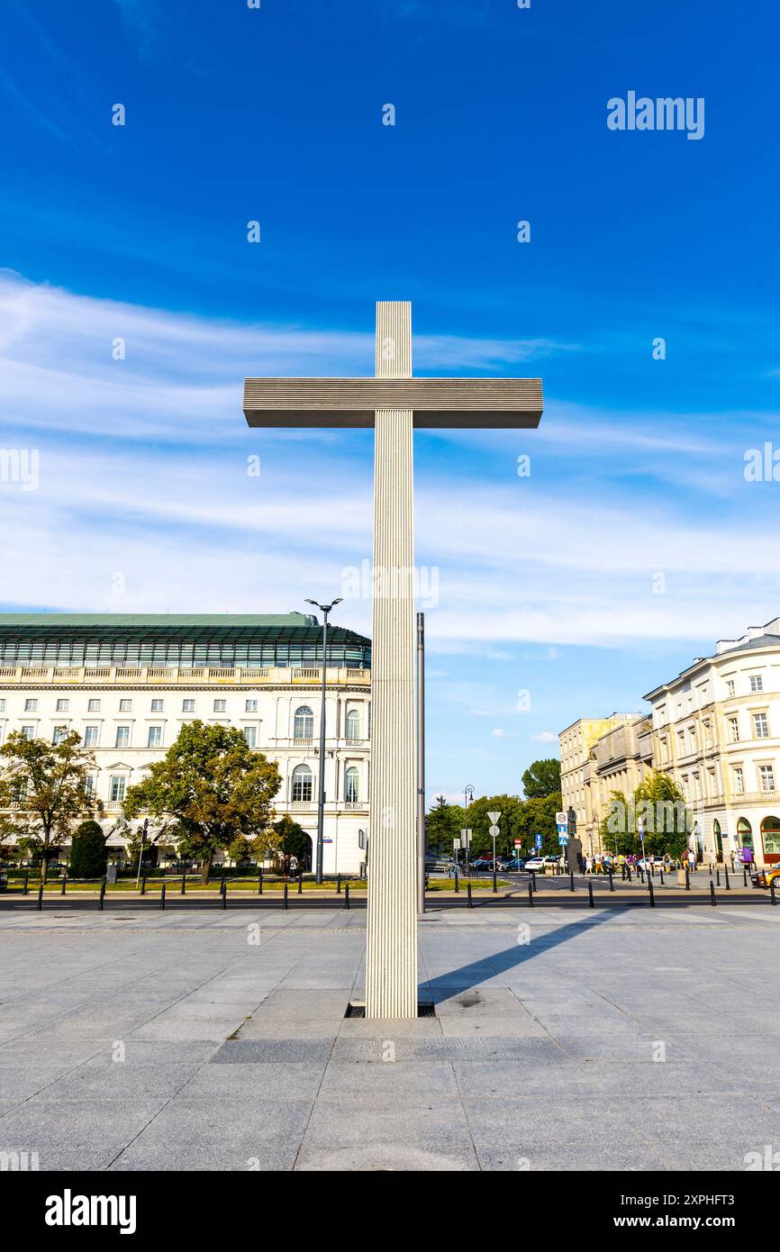 Croix papale en granit blanc (Krzyż Papieski) commémorant le pape Jean-Paul II sur la place Pilsudski, Varsovie, Pologne Banque D'Images