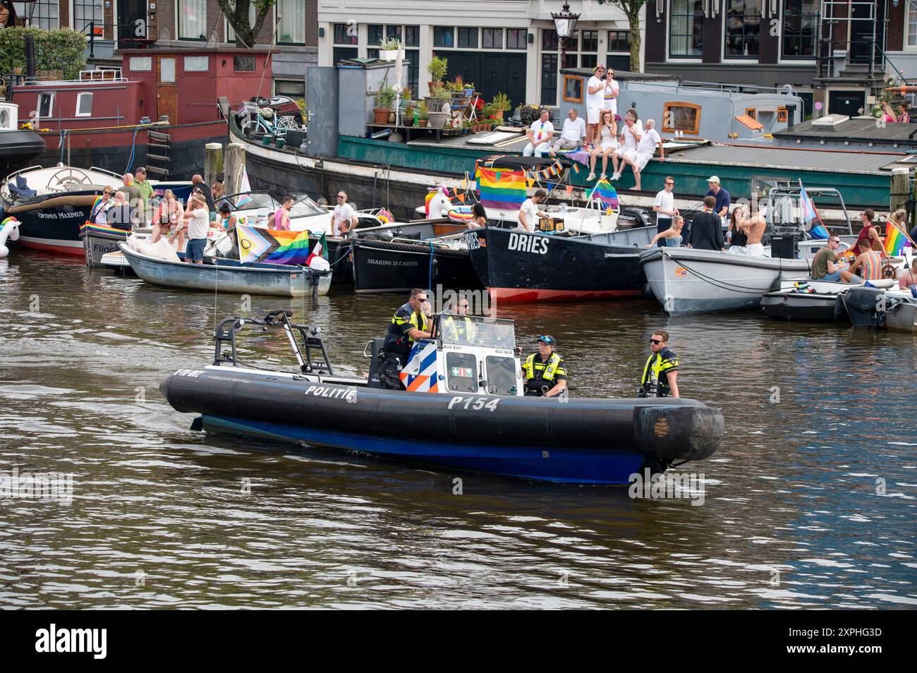 Hommes de police sur bateau à Amsterdam pays-Bas 4-8-2024 Banque D'Images