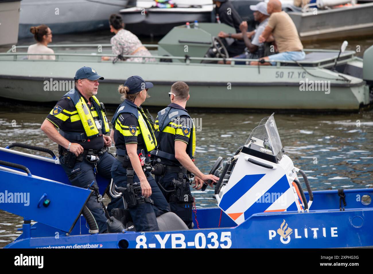 Hommes de police sur bateau à Amsterdam pays-Bas 4-8-2024 Banque D'Images