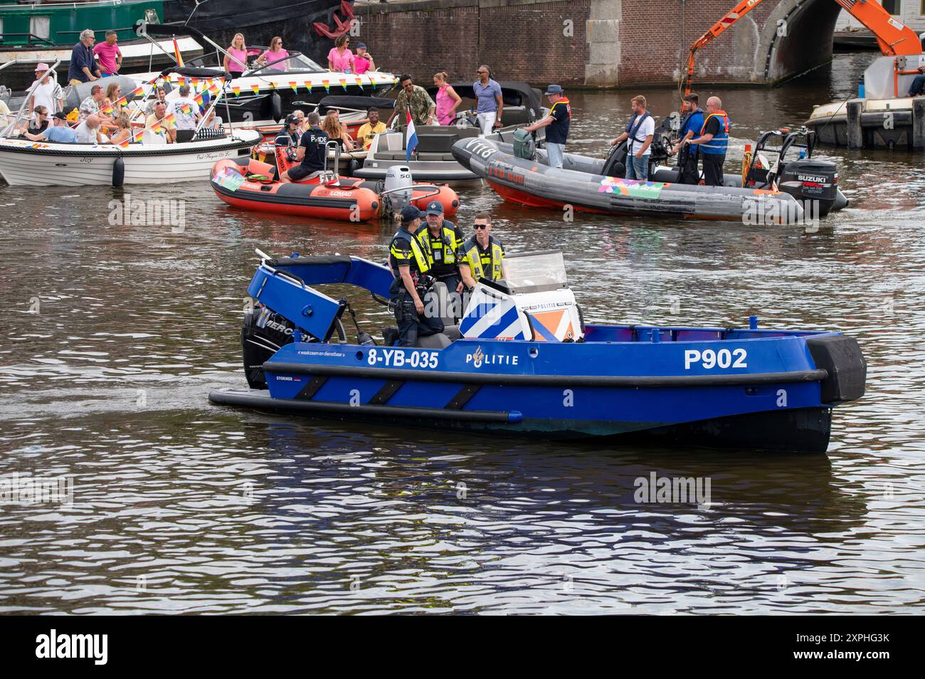 Hommes de police sur bateau à Amsterdam pays-Bas 4-8-2024 Banque D'Images