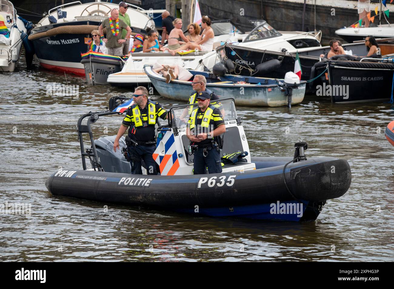 Hommes de police sur bateau à Amsterdam pays-Bas 4-8-2024 Banque D'Images