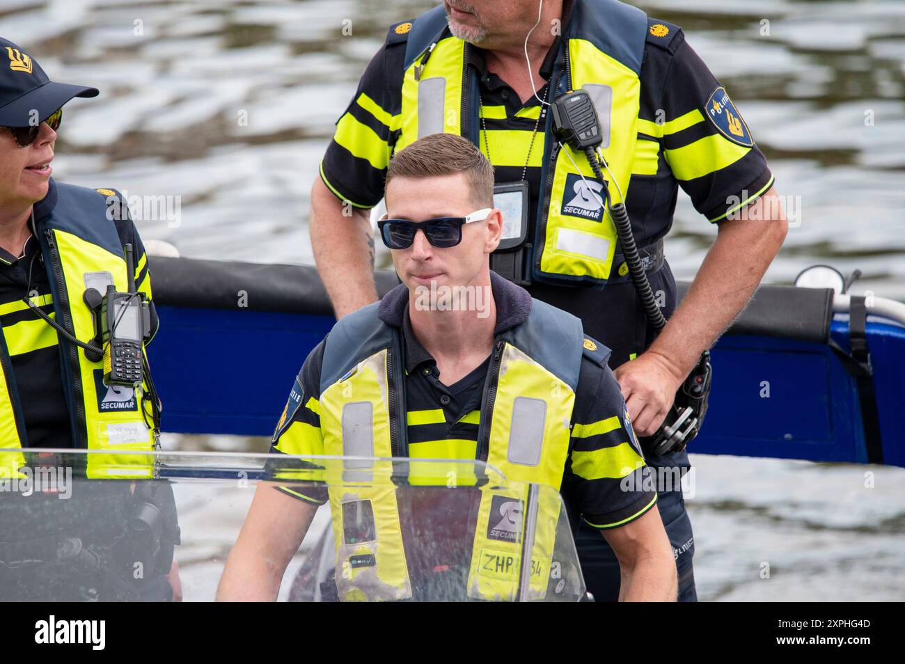Hommes de police sur bateau à Amsterdam pays-Bas 4-8-2024 Banque D'Images