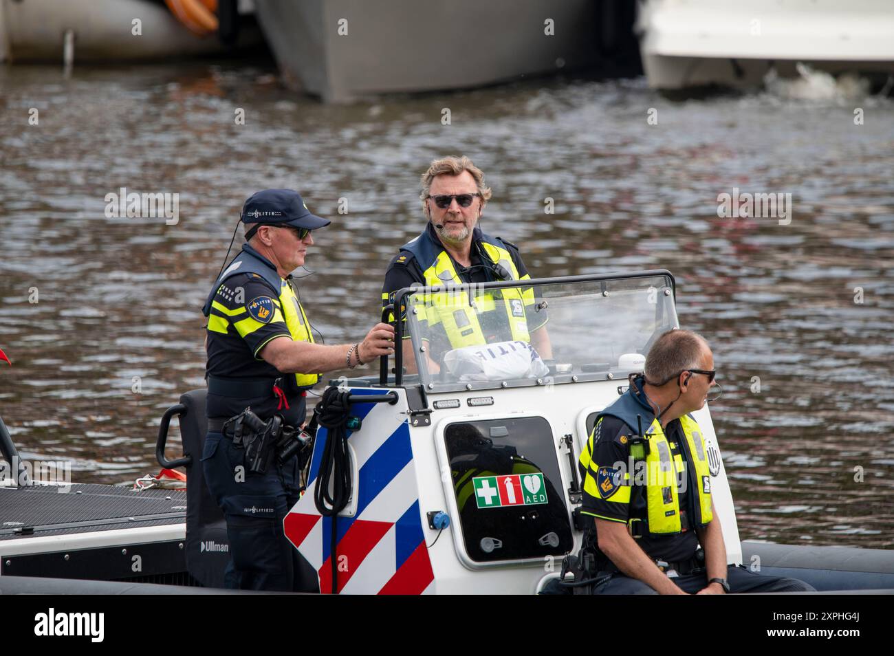 Hommes de police sur bateau à Amsterdam pays-Bas 4-8-2024 Banque D'Images