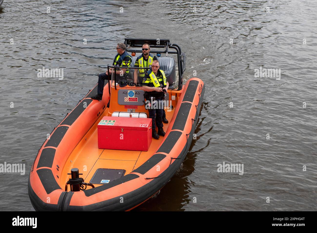 Hommes de police sur bateau au Gaypride à Amsterdam pays-Bas 4-8-2024 Banque D'Images