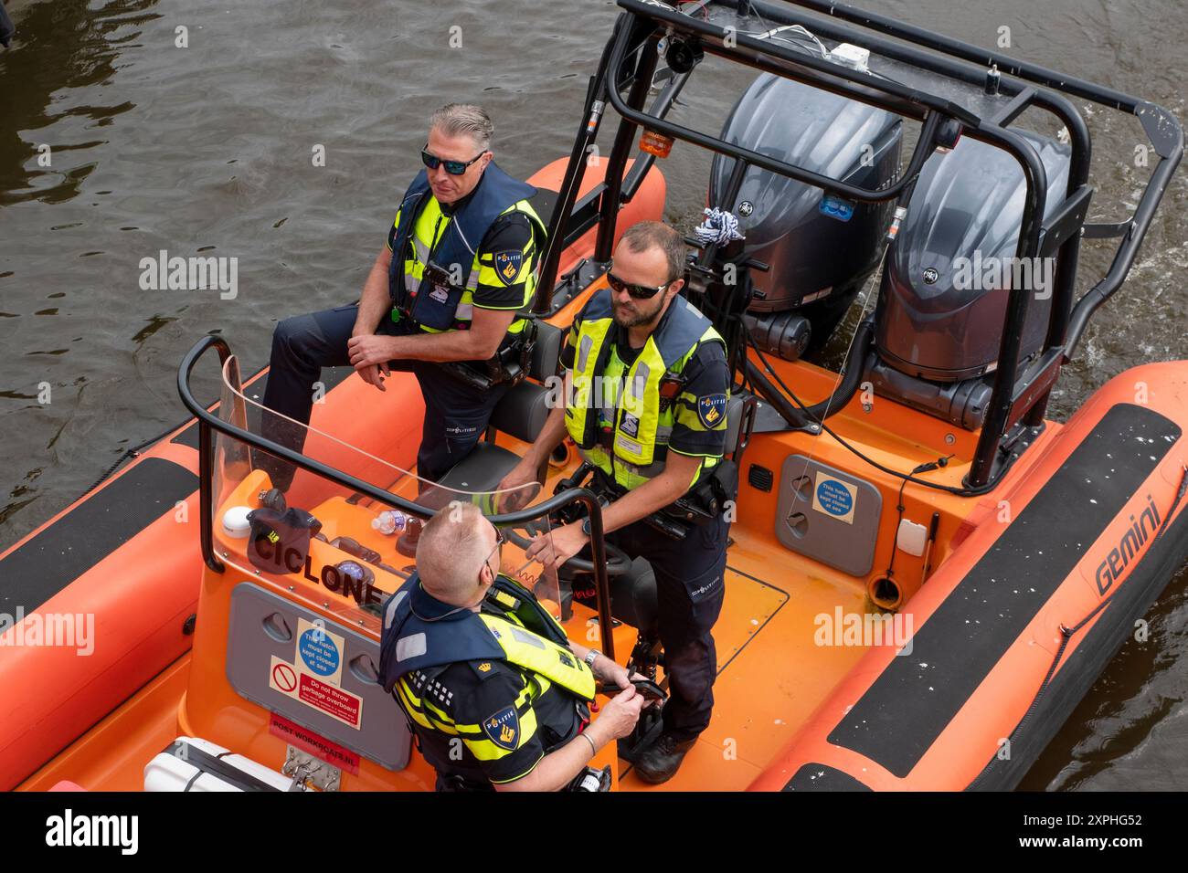 Hommes de police sur bateau au Gaypride à Amsterdam pays-Bas 4-8-2024 Banque D'Images