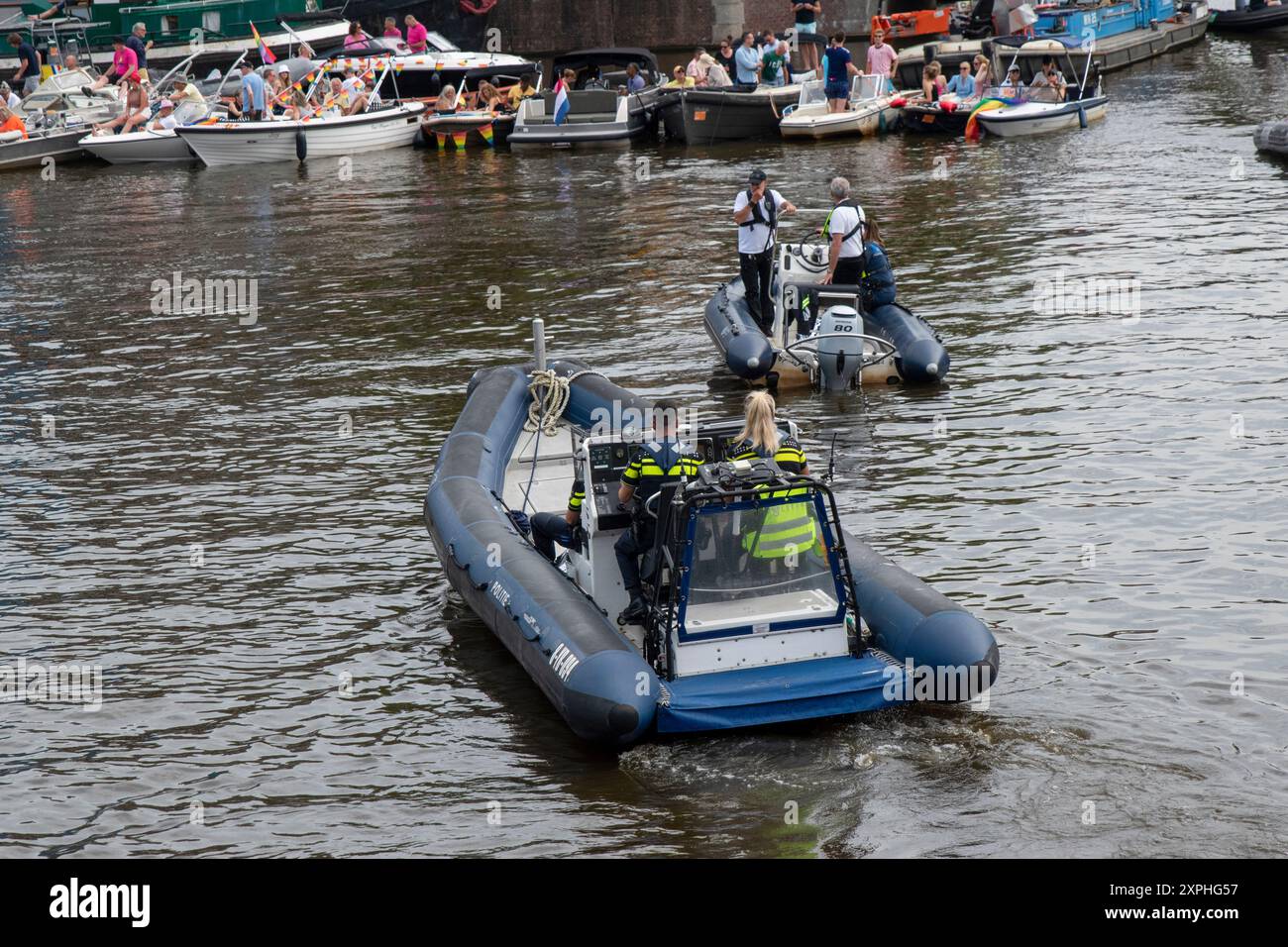 Hommes de police sur bateau au Gaypride à Amsterdam pays-Bas 4-8-2024 Banque D'Images