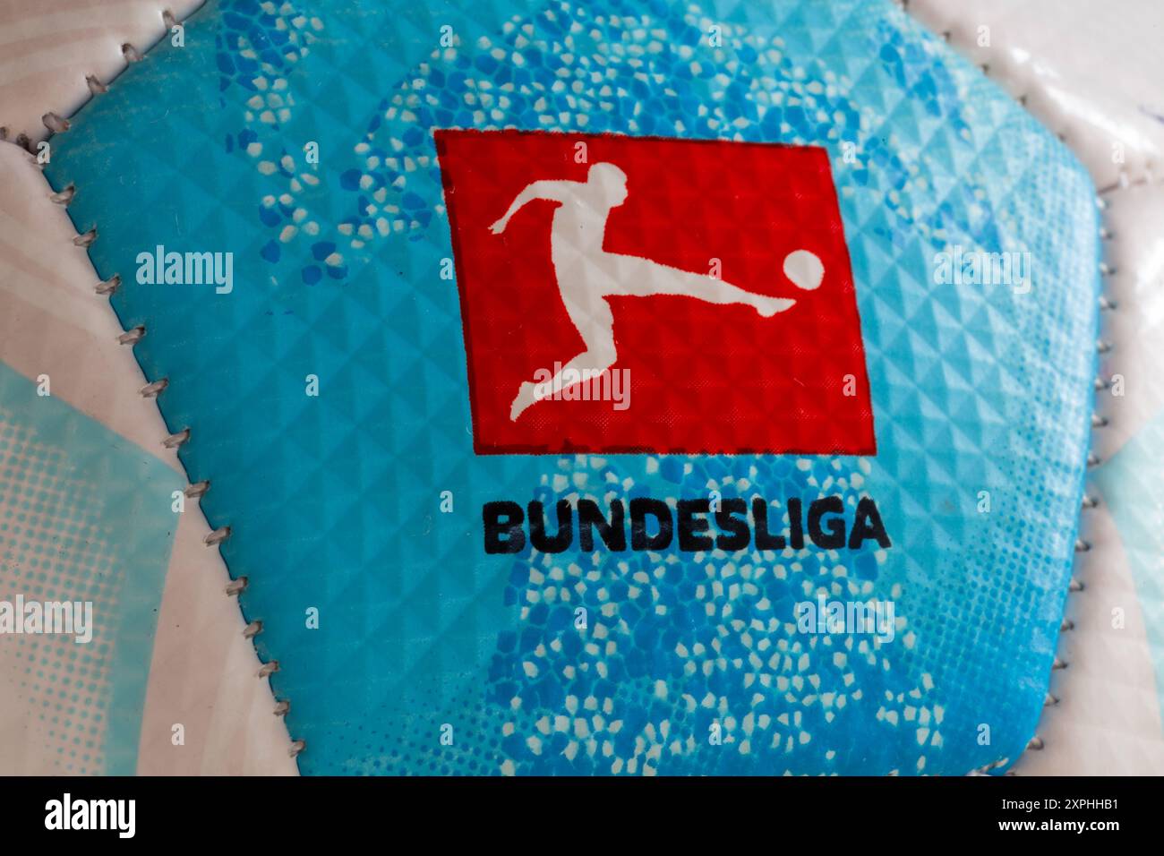 Image symbole de la Bundesliga 2024/25 : gros plan du logo de la Bundesliga sur le ballon DERBYSTAR match Banque D'Images