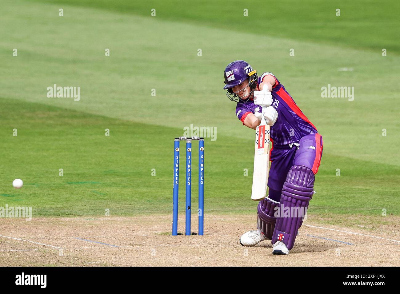 Birmingham, Royaume-Uni. 06 août 2024. Annabel Sutherland de Northern Superchargers en action lors du Hundred Women match entre Birmingham Phoenix Women et Northern Superchargers Women à Edgbaston Cricket Ground, Birmingham, Angleterre, le 6 août 2024. Photo de Stuart Leggett. Utilisation éditoriale uniquement, licence requise pour une utilisation commerciale. Aucune utilisation dans les Paris, les jeux ou les publications d'un club/ligue/joueur. Crédit : UK Sports pics Ltd/Alamy Live News Banque D'Images