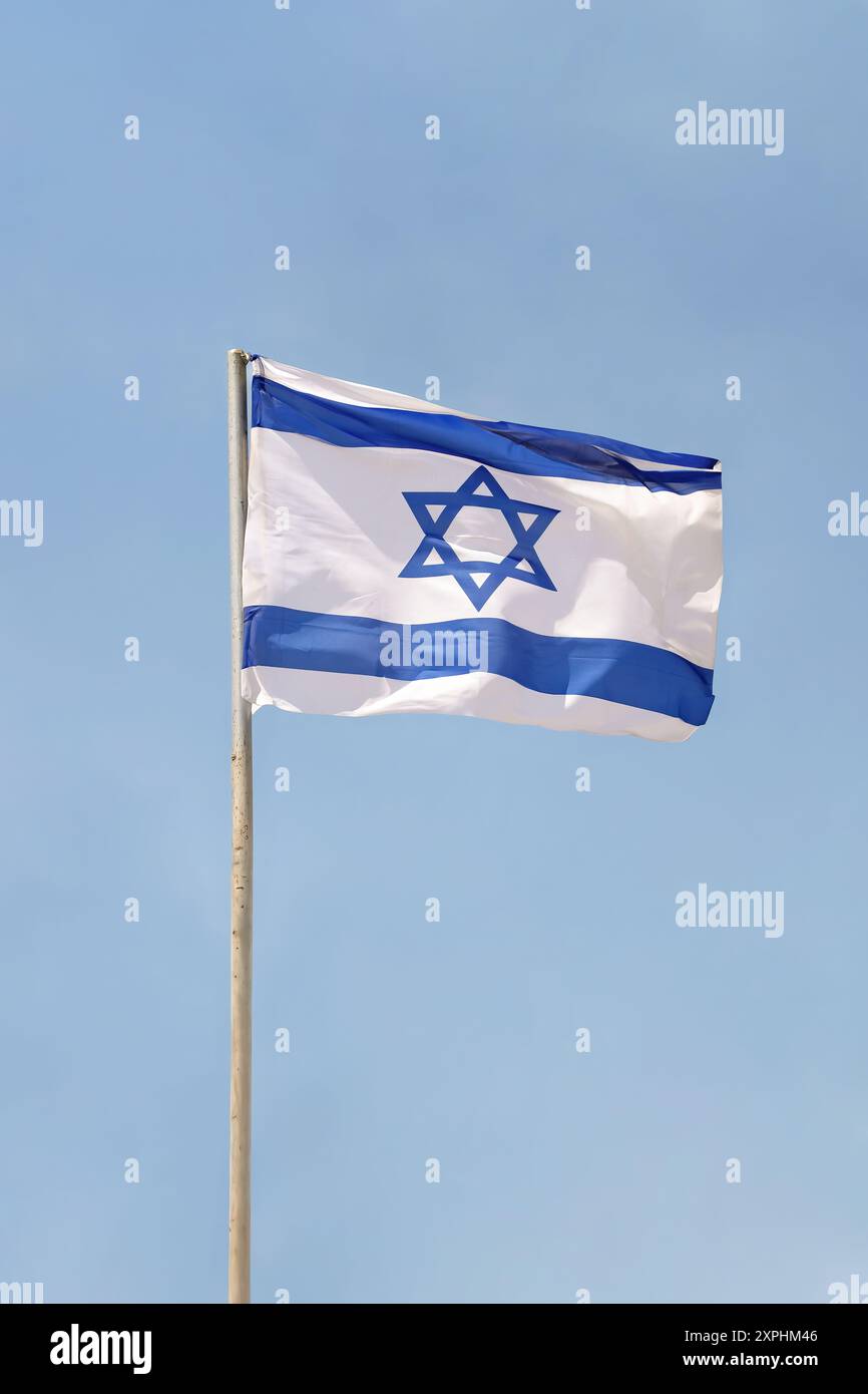 Le drapeau israélien souffle dans le vent par l'ambassade des États-Unis à Jérusalem, Israël Banque D'Images