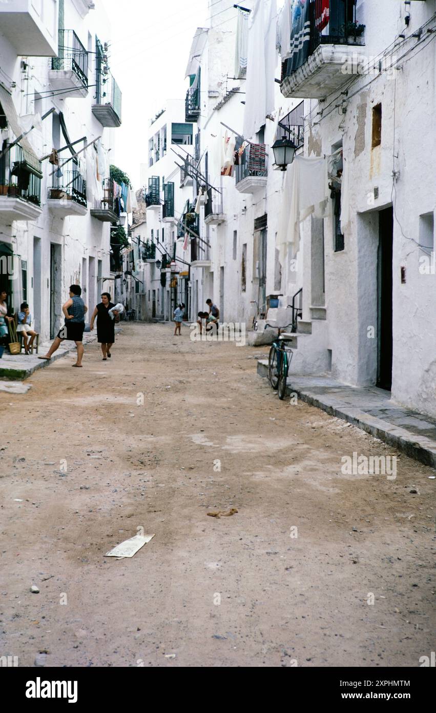 Bâtiments blanchis à la chaux et rue de terre non faite dans la ville d'Ibiza, Ibiza, Îles Baléares, Espagne 1967 Banque D'Images