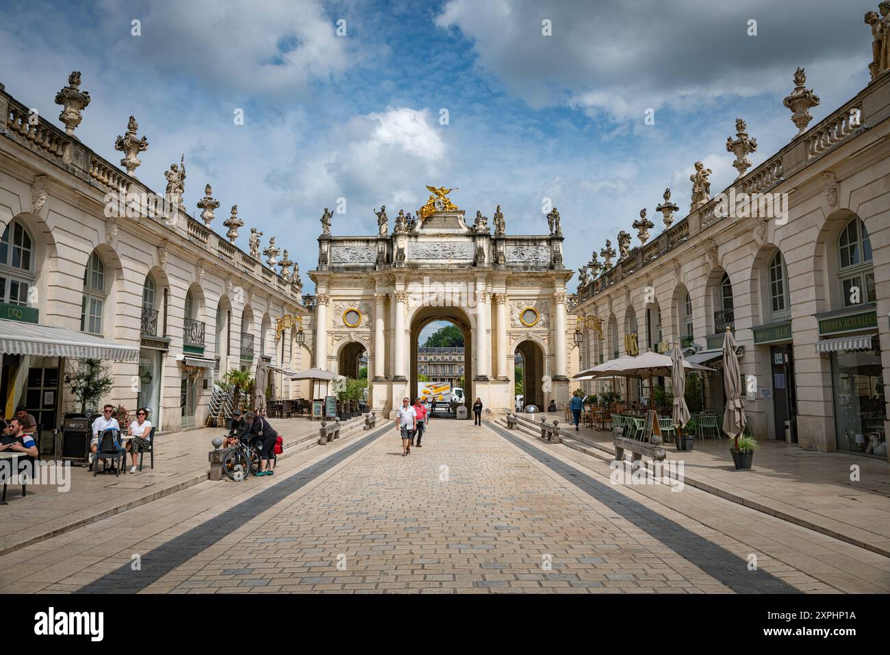 nancy,04-06-2024:Rue ici regardant vers l'Arc ici depuis la place Stanislas, Nancy, Lorraine, France Banque D'Images