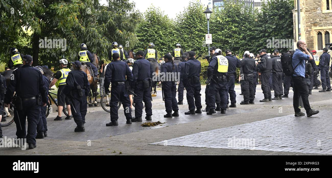 Bristol, Castle Park, Royaume-Uni, manifestation avec des groupes pro et anti-immigration principalement tenus à part par des lignes de police empêchant les affrontements samedi 3 août, Banque D'Images