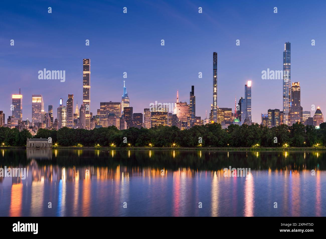 Horizon de New York au crépuscule avec des reflets des gratte-ciel superhauts de Billionaires Row dans le réservoir de Central Park. Midtown Manhattan Banque D'Images