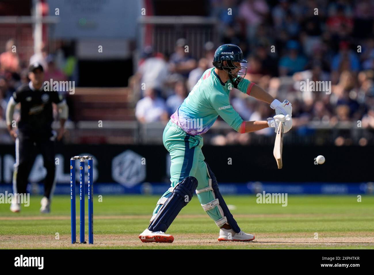 Manchester, Royaume-Uni. 6 août 2024 ; Old Trafford Cricket Ground, Manchester, Angleterre ; The Hundred Mens Cricket, Manchester Originals versus Oval Invincibles ; Will Jacks of Oval Invincibles Hits four Runs to the Boundary Credit : action plus Sports images/Alamy Live News Banque D'Images