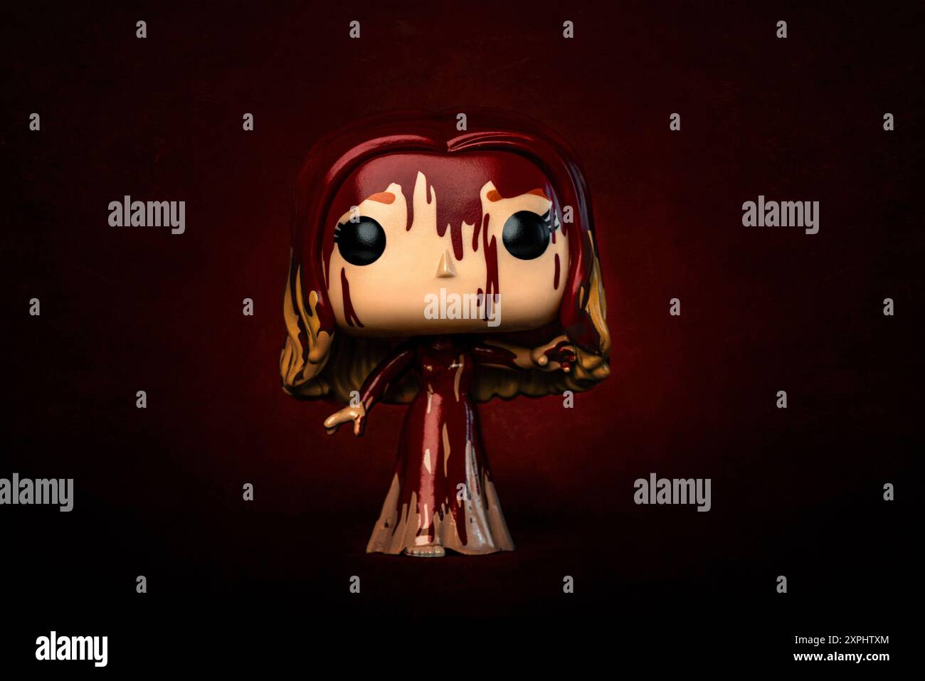 Funko figurine de vinyle POP de Carrie White personnage fictif du livre et film Stephen King sur fond rouge. Éditorial illustratif de Funko Pop A. Banque D'Images