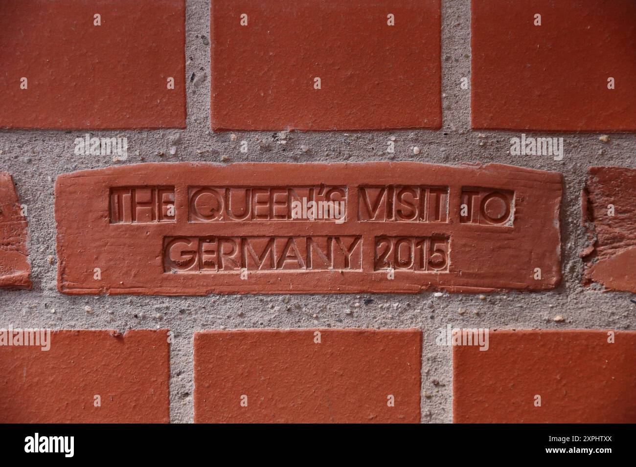 Visite des reines en Allemagne 2015 steht für die Patenschaft der britischen Königin Elisabeth II. für einen Spendeziegelstein auf einem vermauerten Ziegelstein im Treppenhaus des wiederaufgebauten Turms der Garnisonkirche im Rahmen einer Pressekonferenz zum Festakt zur Einweihung, Potsdam, 6. Août 2024. Garnisonkirche Potsdam *** la visite des reines en Allemagne 2015 représente le parrainage de la reine britannique Elizabeth II pour une brique donnée sur une brique dans l'escalier de la tour reconstruite de l'église de garnison lors d'une conférence de presse lors de la cérémonie d'inauguration, Potsdam, le 6 août, Banque D'Images