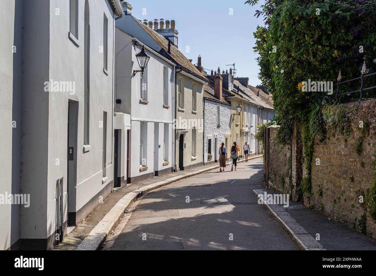 Fowey belle station balnéaire dans le sud-ouest de Cornwall, Angleterre, Royaume-Uni. Les rues étroites et les bâtiments résidentiels blanchis à la chaux brillent par temps merveilleux Banque D'Images