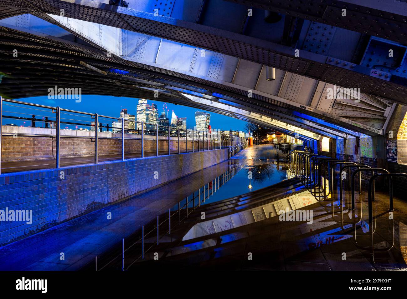 La passerelle piétonne Thames Path sous Blackfriars Bridge, Londres, Royaume-Uni Banque D'Images