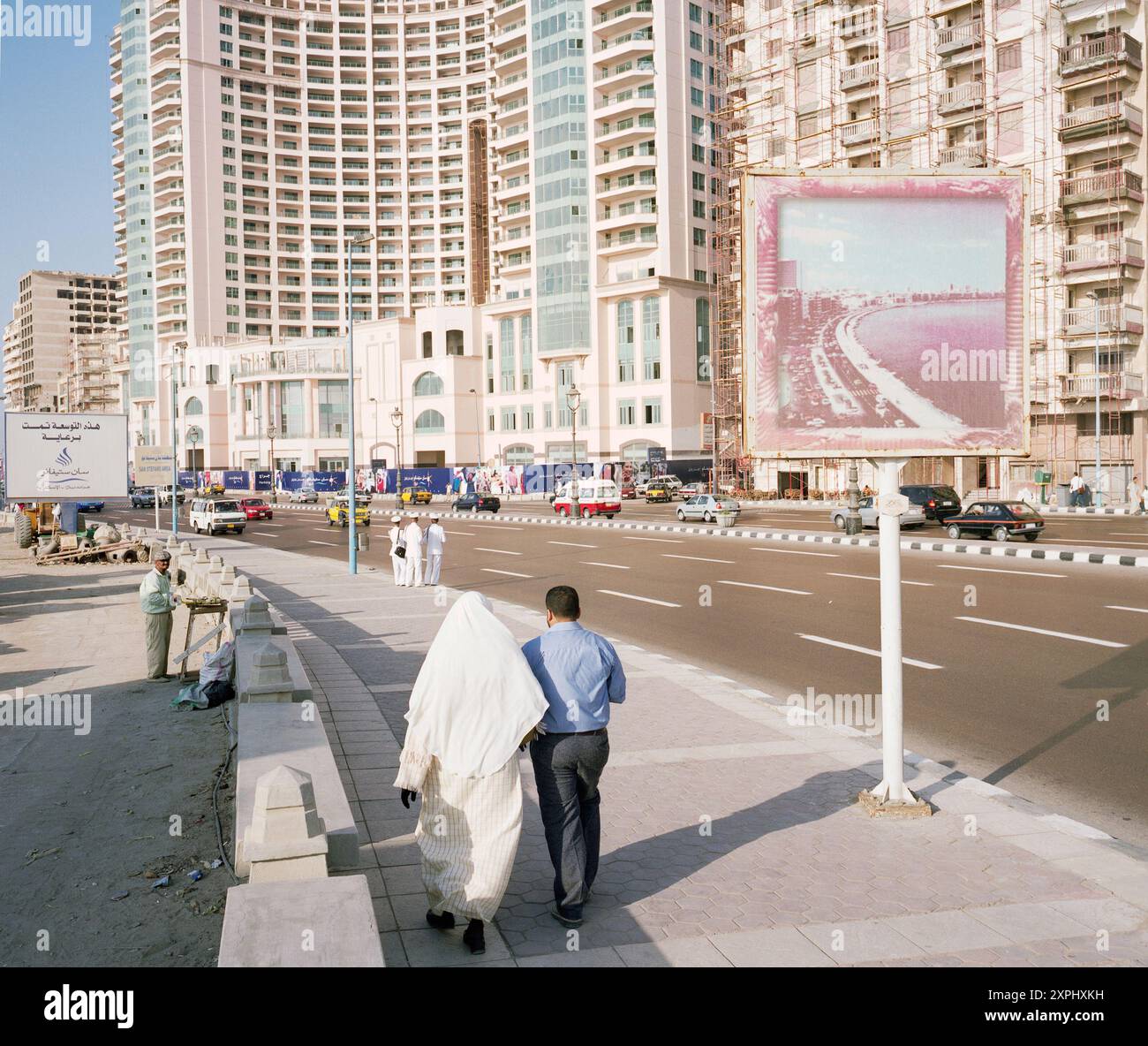 Une vue sur la rue de la Corniche à Alexandrie en face du centre commercial San Stefano nouvellement construit en 2006. La scène urbaine animée capture les piétons, la circulation et les activités de construction. Banque D'Images