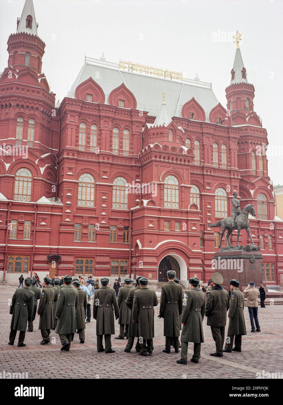 Un groupe de soldats russes se tient sur la place Rouge devant le Musée historique de Moscou. L'image capture un sentiment d'importance historique et de présence militaire en 2006. Banque D'Images