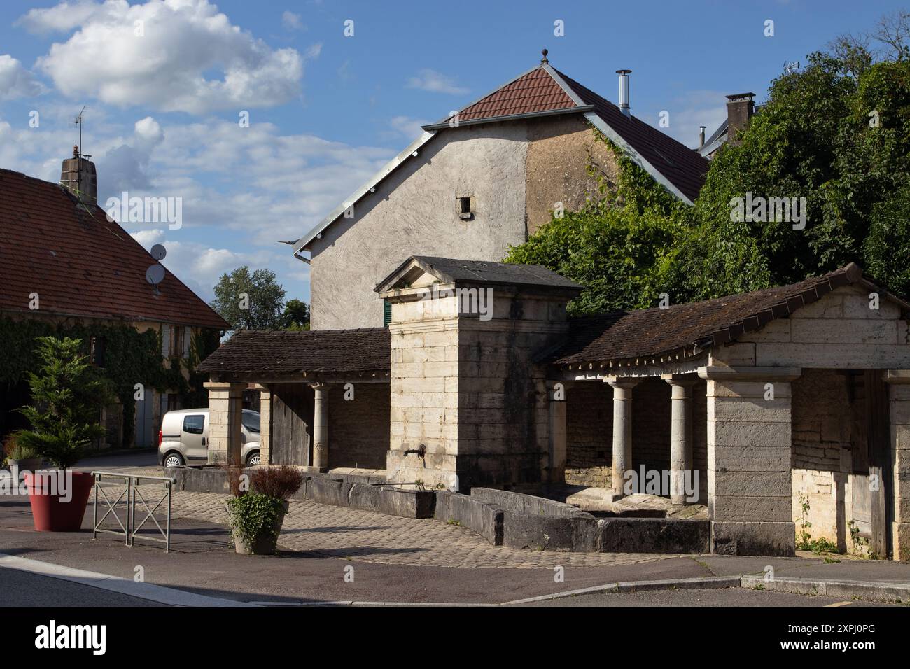 Vue extérieure du lavoir historique à Boult près de Besançon. Boult est une commune située dans le département de la haute-Saône et la région Bourgogne-Franche-C. Banque D'Images