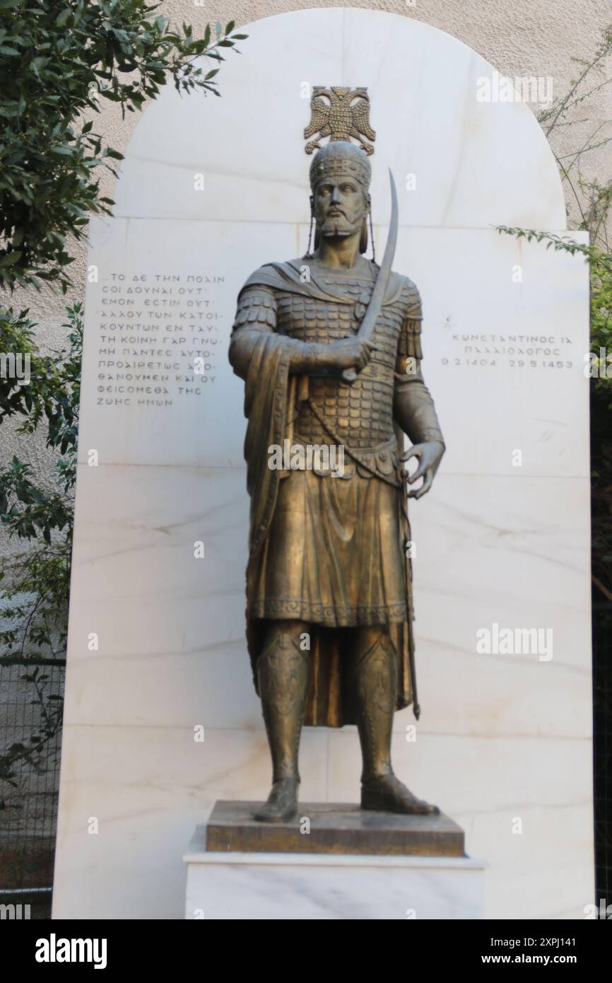 Statue de Constantin XI Paléologue sur la place métropolitaine, Athènes, Grèce. Il fut le dernier empereur romain/byzantin. Banque D'Images