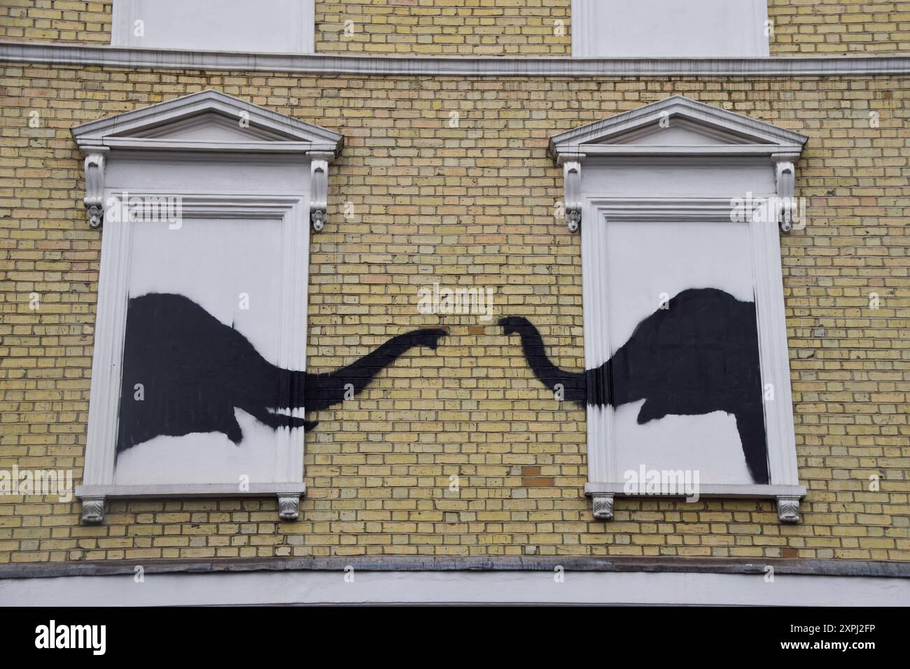 Londres, Royaume-Uni. 6 août 2024. Une nouvelle œuvre d'art, confirmée par Banksy, apparaît sur un mur d'une maison à Chelsea. L'œuvre, représentant une paire d'éléphants, est la deuxième nouvelle œuvre d'art à Londres en deux jours par l'insaisissable artiste de rue. Crédit : Vuk Valcic/Alamy Live News Banque D'Images