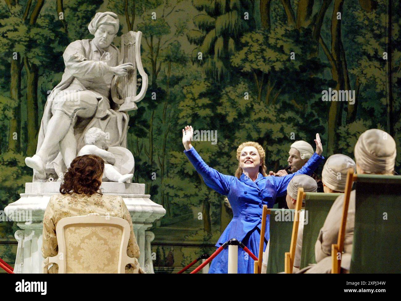 Rebecca Evans (Romilda) in XERXES at English National Opera (ENO), London Coliseum, London WC2 07/11/2002 musique : George Frideric Handel texte : Nicolo Minato chef d'orchestre : Harry Bicket design : David Fielding éclairage : Paul Pyant traducteur & réalisateur : Nicholas Hytner Banque D'Images