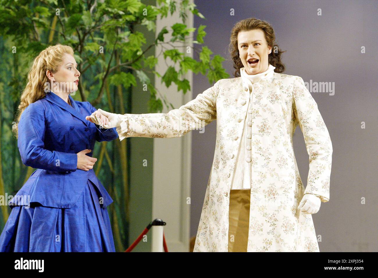 de gauche à droite : Rebecca Evans (Romilda), Sarah Connolly (Xerxès) dans XERXÈS à l'English National Opera (ENO), London Coliseum, Londres WC2 07/11/2002 musique : George Frideric Handel texte : Nicolo Minato chef d'orchestre : Harry Bicket design : David Fielding éclairage : Paul Pyant traducteur & réalisateur : Nicholas Hytner Banque D'Images