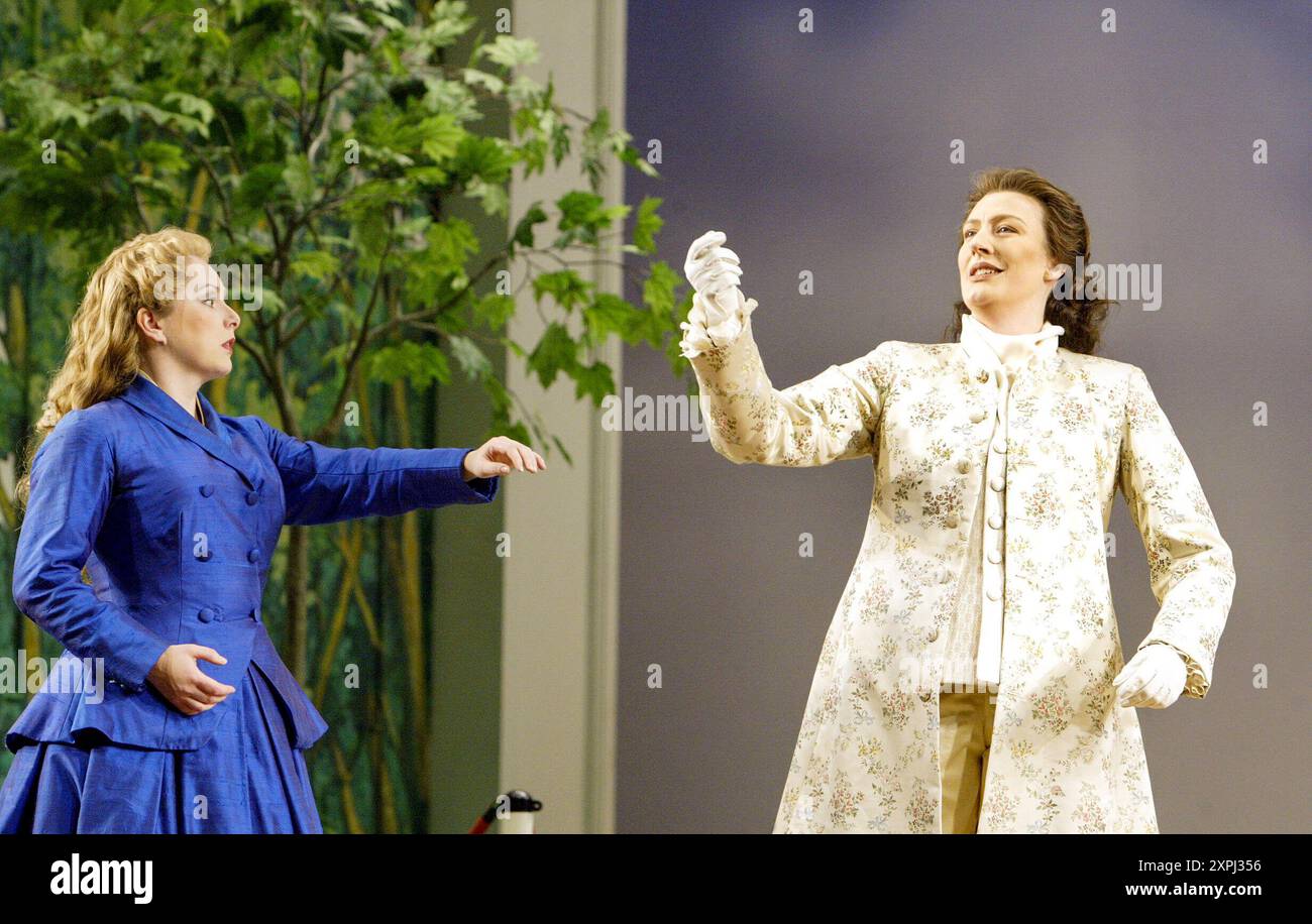 de gauche à droite : Rebecca Evans (Romilda), Sarah Connolly (Xerxès) dans XERXÈS à l'English National Opera (ENO), London Coliseum, Londres WC2 07/11/2002 musique : George Frideric Handel texte : Nicolo Minato chef d'orchestre : Harry Bicket design : David Fielding éclairage : Paul Pyant traducteur & réalisateur : Nicholas Hytner Banque D'Images