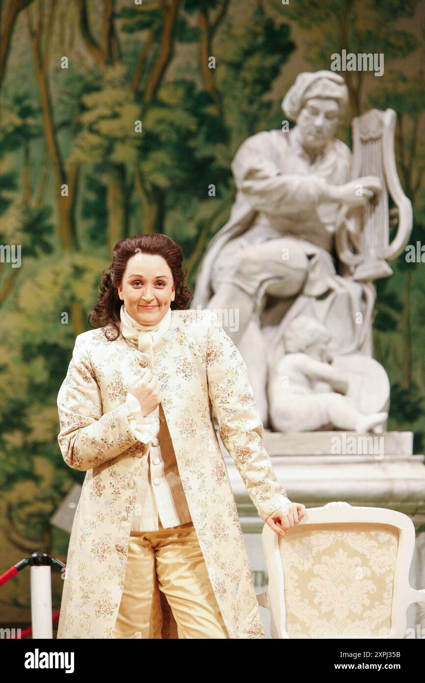 Katarina Karneus (Xerxes) in XERXES at English National Opera (ENO), London Coliseum, London WC2 19/11/2005 musique : George Frideric Handel texte : Nicolo Minato chef d'orchestre : Harry Bicket design : David Fielding éclairage : Paul Pyant traducteur & réalisateur : Nicholas Hytner Banque D'Images