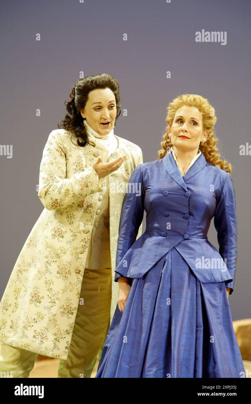 de gauche à droite : Katarina Karneus (Xerxes), Janis Kelly (Romilda) dans XERXES à l'English National Opera (ENO), London Coliseum, Londres WC2 19/11/2005 musique : George Frideric Handel texte : Nicolo Minato chef d'orchestre : Harry Bicket design : David Fielding éclairage : Paul Pyant traducteur & réalisateur : Nicholas Hytner Banque D'Images