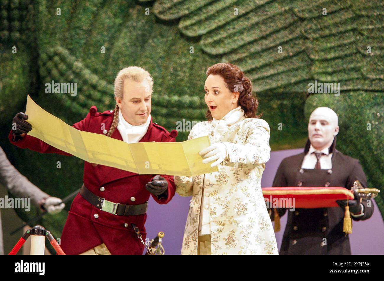 Avant gauche : Neal Davies (Ariodates), Katarina Karneus (Xerxes) in XERXES at English National Opera (ENO), London Coliseum, London WC2 19/11/2005 musique : George Frideric Handel texte : Nicolo Minato chef d'orchestre : Harry Bicket design : David Fielding éclairage : Paul Pyant traducteur & réalisateur : Nicholas Hytner Banque D'Images